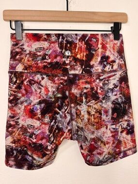 Lululemon Wunder Train High-Rise 6" Bike shorts in Urbantricity Multi print Sz 8